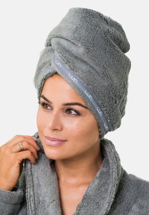 Grau, plüschiger Turban-Handtuch mit strukturierten Oberfläche und einem grauen Band, das "Luin" beschriftet ist. Weich und saugfähig, entworfen zum Trocknen der Haare.