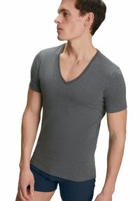 T-shirt grigio a maniche corte con scollo a V, realizzato in tessuto morbido e leggero, con un design attillato e una trama sottile.