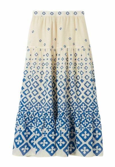 Falda maxi de tela crema con un patrón geométrico azul. Forma acampanada con volantes en capas en el dobladillo y cinturilla elástica.