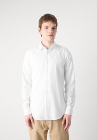 Weißes Langarmhemd aus glattem Stoff, mit Knopfleiste und Manschetten, klassischem Kragen und abgerundetem Saum.
