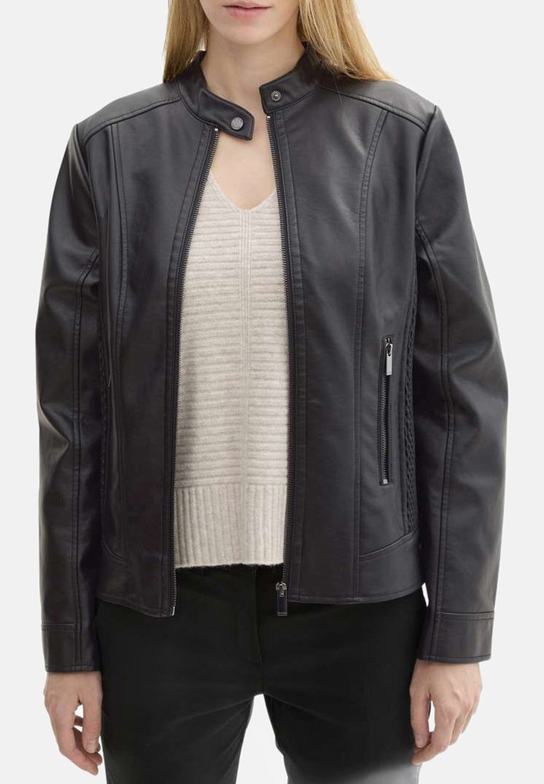 Veste en simili cuir noir avec un col à pression, une fermeture éclair à l'avant et deux poches latérales zippées. Texture lisse et design structuré.