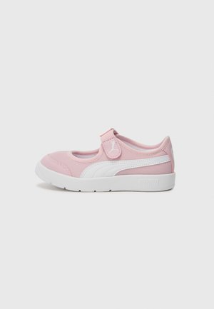 Roosa tennis, millel on sile tekstiilüleminek, valged detailid ja Velcro rihm. Ümar varvas ja pehme valge tallaga mugavuseks.
