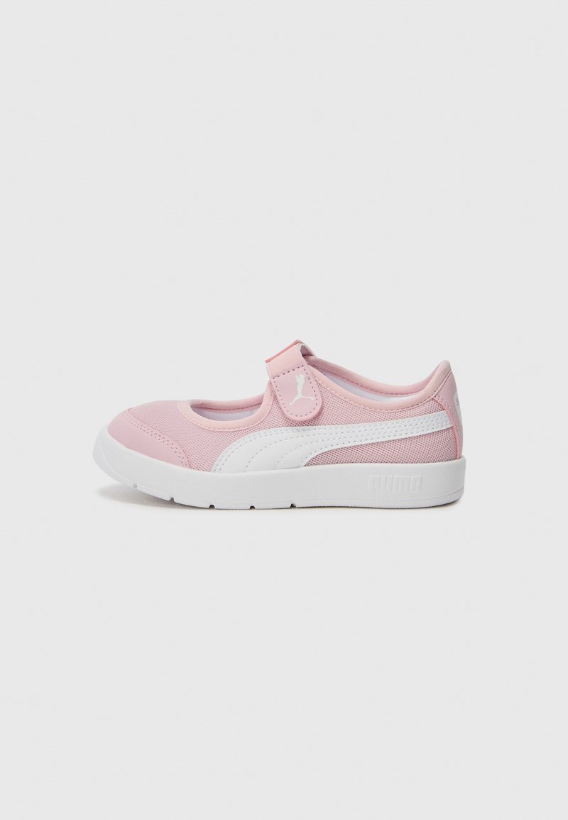 Sneaker rose avec une tige en textile lisse, accents blancs et une sangle Velcro. Bout arrondi et semelle blanche rembourrée pour le confort.