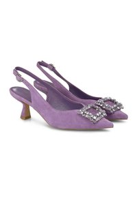 Zapatos de tacón slingback de ante morado con puntera afilada, que presentan una hebilla adornada con strass y un tacón pequeño y cuadrado.