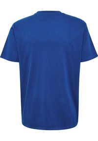 Camiseta de manga corta en azul sólido, confeccionada en tela suave con cuello redondo y un corte relajado; textura lisa sin patrones visibles.