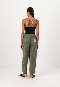 American Vintage UZATOWN - Calças de ganga de corte relaxado - olive