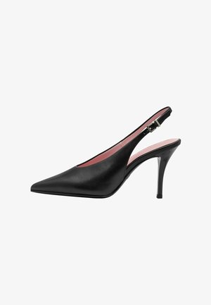 Sort læder slingback-pumpe med spids tå, tynd høj hæl og pink indersål. Har en justerbar rem med spænde.