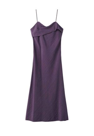 Vestido midi de satén morado con tirantes finos de espagueti y detalle en el escote doblado.