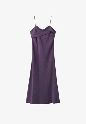 Robe midi en satin violet avec fines bretelles spaghetti et détail d'encolure pliée.