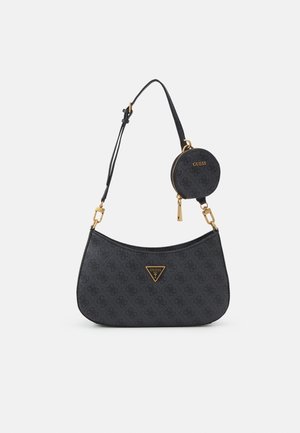 Sac à main noir Guess avec motif embossé, plaque logo dorée, bandoulière ajustable et amovible, et porte-monnaie rond fixé à la bandoulière.