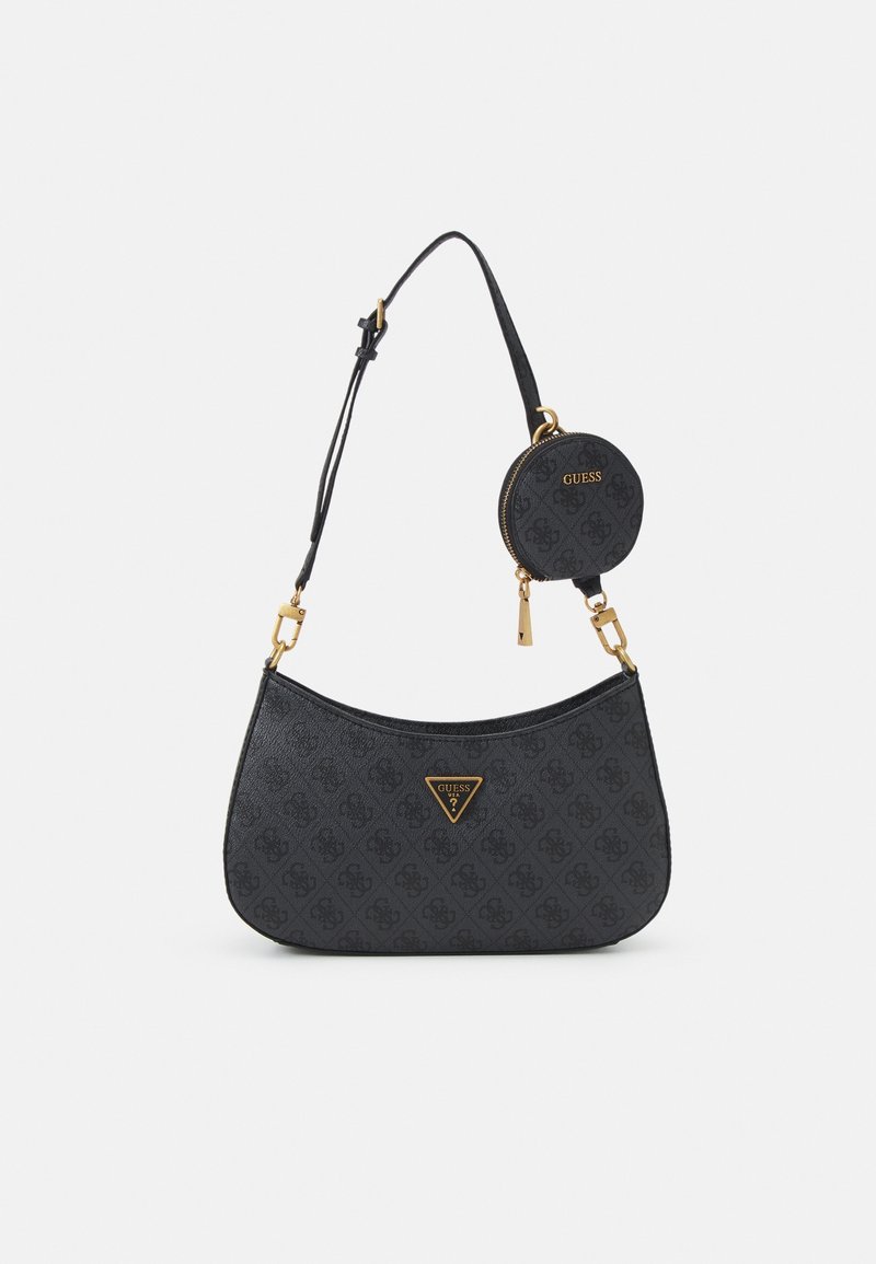 Sac à main noir Guess avec motif embossé, plaque logo dorée, bandoulière ajustable et amovible, et porte-monnaie rond fixé à la bandoulière.