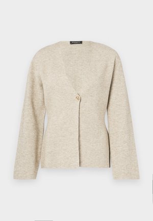 Beige cardigan laget av myk strikket stoff, med V-hals, lange ermer og en enkelt gullknapp lukking foran.