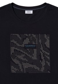 T-shirt noir en coton avec un design en carrés cloutés et des accents métalliques. "ESPRIT CLAIR" en texte bleu au centre. Col rond.