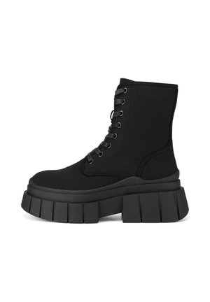 - Botki na platformie