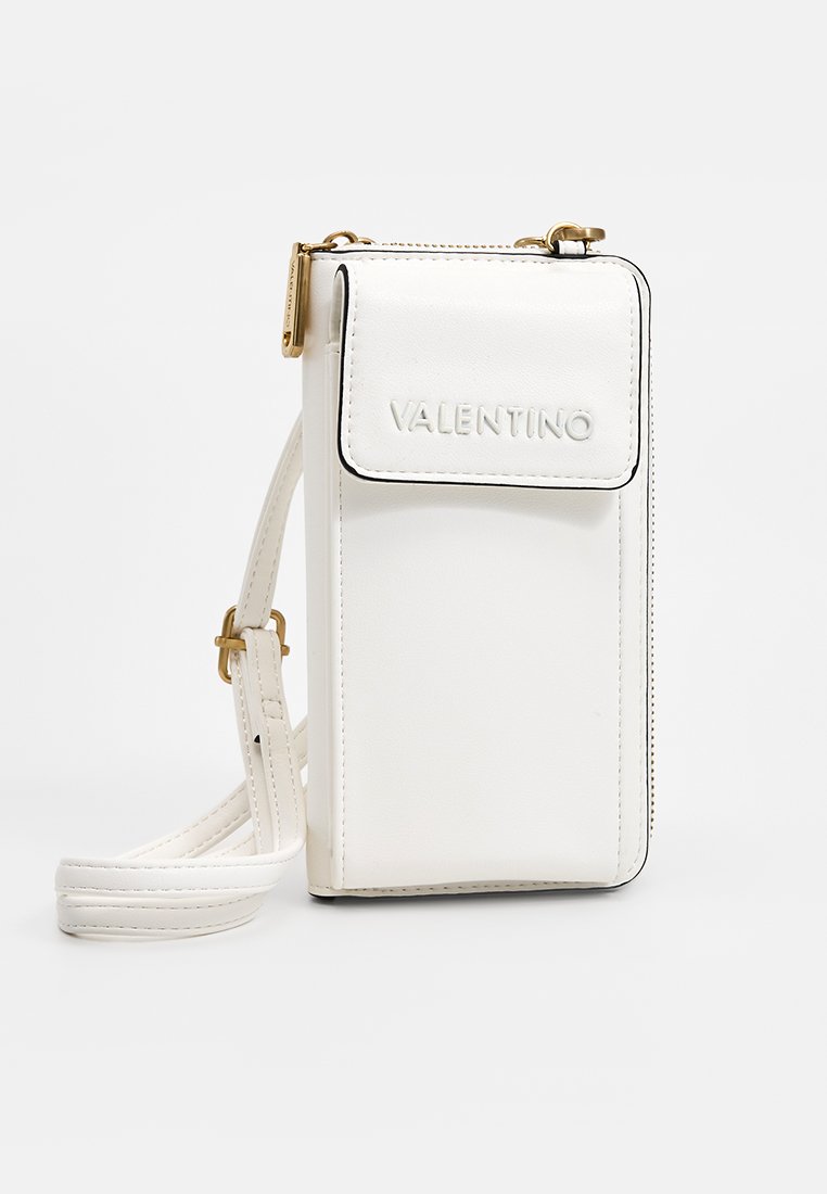 Sac en cuir blanc à bandoulière avec une fermeture à rabat, logo gaufré et quincaillerie dorée ; il dispose d'une sangle amovible et d'une forme rectangulaire fine.