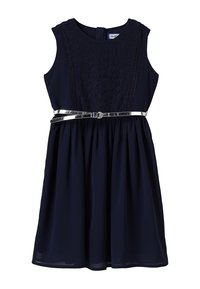 Tmavě modré bezrukávové šaty s krajkovým živůtkem, skládací sukní a stříbrným páskem. Hladká látka s přiléhajícím pasem.
