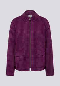 Lila Jacke mit Reißverschluss vorne, hohem Kragen und zwei Fronttaschen. Strukturierter Stoff mit dezentem Muster. Lange Ärmel.