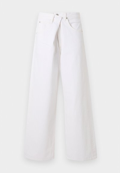 Jean en denim blanc à jambes larges avec poches avant, passants pour ceinture et fermeture par bouton, présenté sur un fond clair uni.