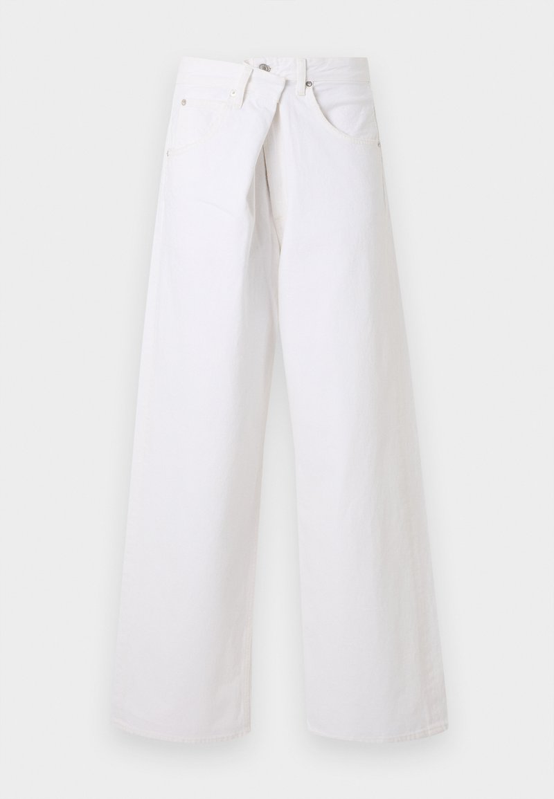 Jean en denim blanc à jambes larges avec poches avant, passants pour ceinture et fermeture par bouton, présenté sur un fond clair uni.