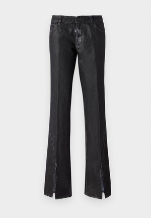 Pantaloni neri svasati con finitura lucida, dotati di due tasche frontali e spacchi vicino all'orlo, realizzati in tessuto resistente.