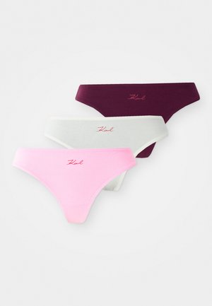 Drei Paare Damenunterwäsche: bordeauxrot, weiß und pink. Weiches Baumwollmaterial mit elastischem Bund; jedes Stück verfügt über das aufgestickte "Karl"-Logo.