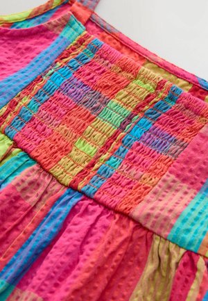 Bunt gemustertes Stoffkleid mit einem gerüschten Oberteil, das horizontale Streifen in Pink, Blau, Grün und Gelb aufweist und eine strukturierte Oberfläche hat.
