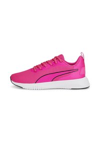 Baskets de sport rose vif avec tige en mesh, détail de bande noire, lacets roses et semelle blanche, présentées en profil latéral.