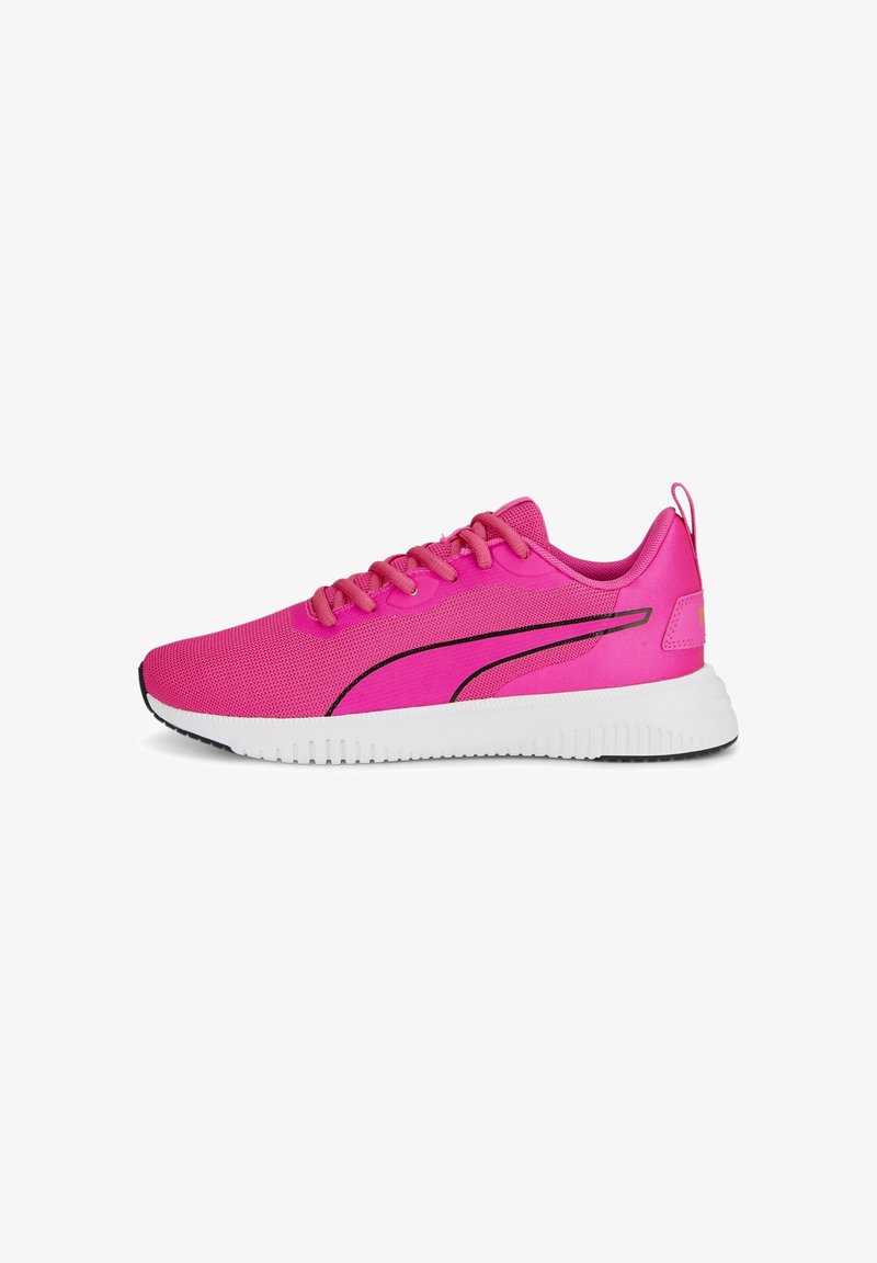 Baskets de sport rose vif avec tige en mesh, détail de bande noire, lacets roses et semelle blanche, présentées en profil latéral.