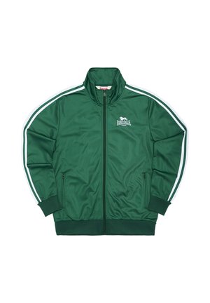 Chaqueta verde con cremallera, hecha de tela suave, con rayas blancas en los laterales y un logo en el pecho izquierdo. Incluye dos bolsillos delanteros.