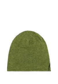 Gorro de punto en verde brillante y negro con un patrón acanalado, presenta una corona redondeada y sin cierres ni adornos visibles.