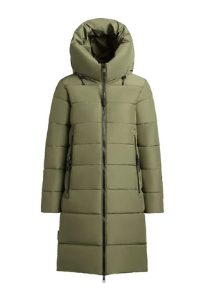 Manteau rembourré vert olive avec une capuche surdimensionnée, fermeture éclair à l'avant et deux poches latérales. Présente des coutures horizontales et un matériel noir élégant.