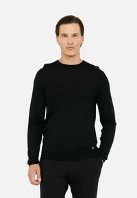 Pulover negru cu guler rotund, realizat dintr-un material fin, cu mâneci lungi, manșete și tiv riglate, design simplu fără modele sau accente.