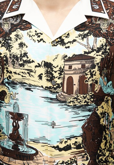 Πουκάμισο με γιακά, με λεπτομερή εκτύπωση που δείχνει ποτάμι, δέντρα, κλασικό κτίριο, συντριβάνι και δύο καθιστές φιγούρες με ιστορική ενδυμασία.