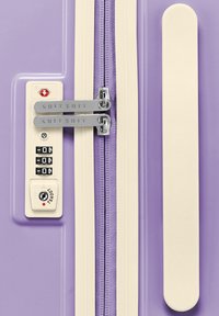 Paarse harde koffer met een gladde afwerking, dubbele ritssluiting, zilveren hardware, een combinatieslot en contrasterende crèmekleurige accenten.