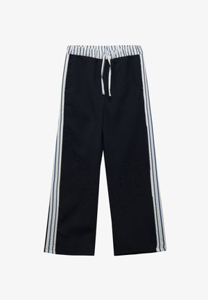 Granatowe spodnie o szerokich nogawkach z elastycznym paskiem na sznurku, z pionowymi białymi i niebieskimi paskami po bokach. Miękka tekstura materiału.