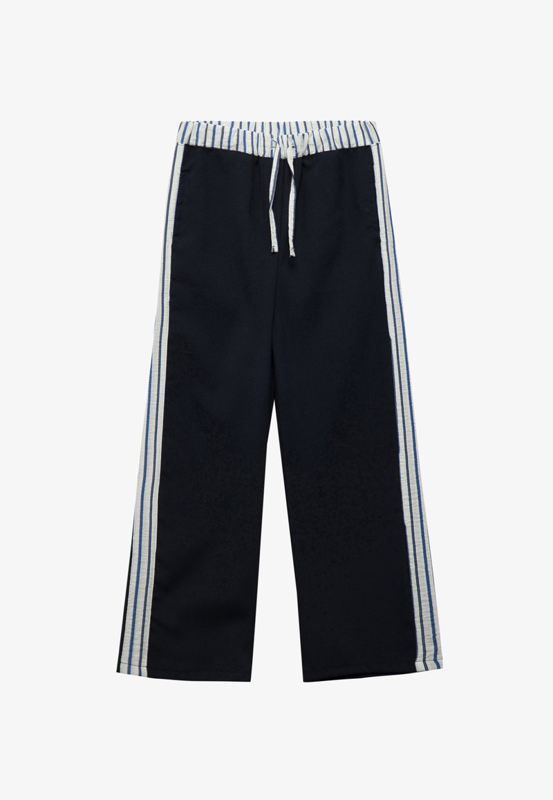 Pantalones de pierna ancha en color azul marino con cinturilla ajustable, que presentan rayas verticales blancas y azules a lo largo de los lados. Textura de tela suave.