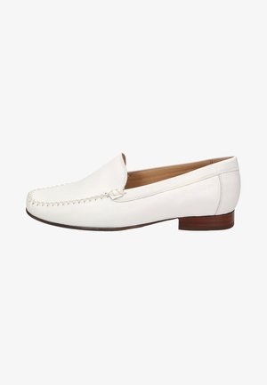 Weiße Lederloafers mit einer runden Zehenform, dekorativer Naht entlang der Kante und einem niedrigen braunen Absatz. Das Innenfutter ist glatt gefüttert.