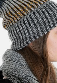 Knit Factory REMY - Muts - frosty clay