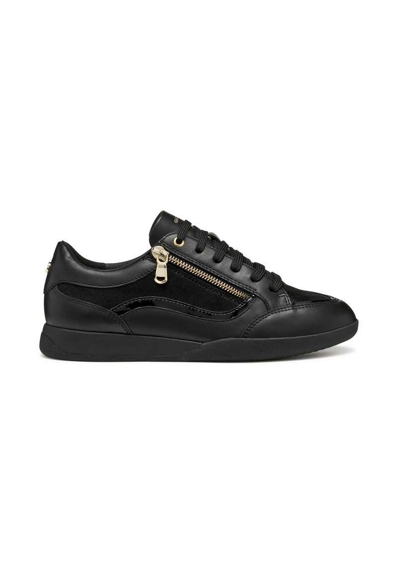 Baskets noires en cuir et daim, dotées d'un détail zippé, d'un bout arrondi et d'accents texturés, avec une semelle en caoutchouc à profil bas.