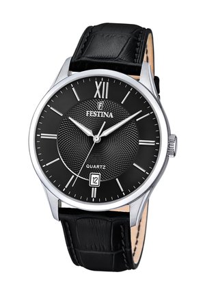 Montre-bracelet en quartz noir avec des accents en argent, un cadran noir texturé, le chiffre romain XII, et un affichage de la date à 6 heures. Bracelet en cuir avec motif crocodile.