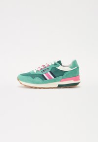 Grønne semskede sneakers med hvite og rosa detaljer, som har et klassisk design, teksturert overflate og gummisåle. Merkevaredetalj på siden.