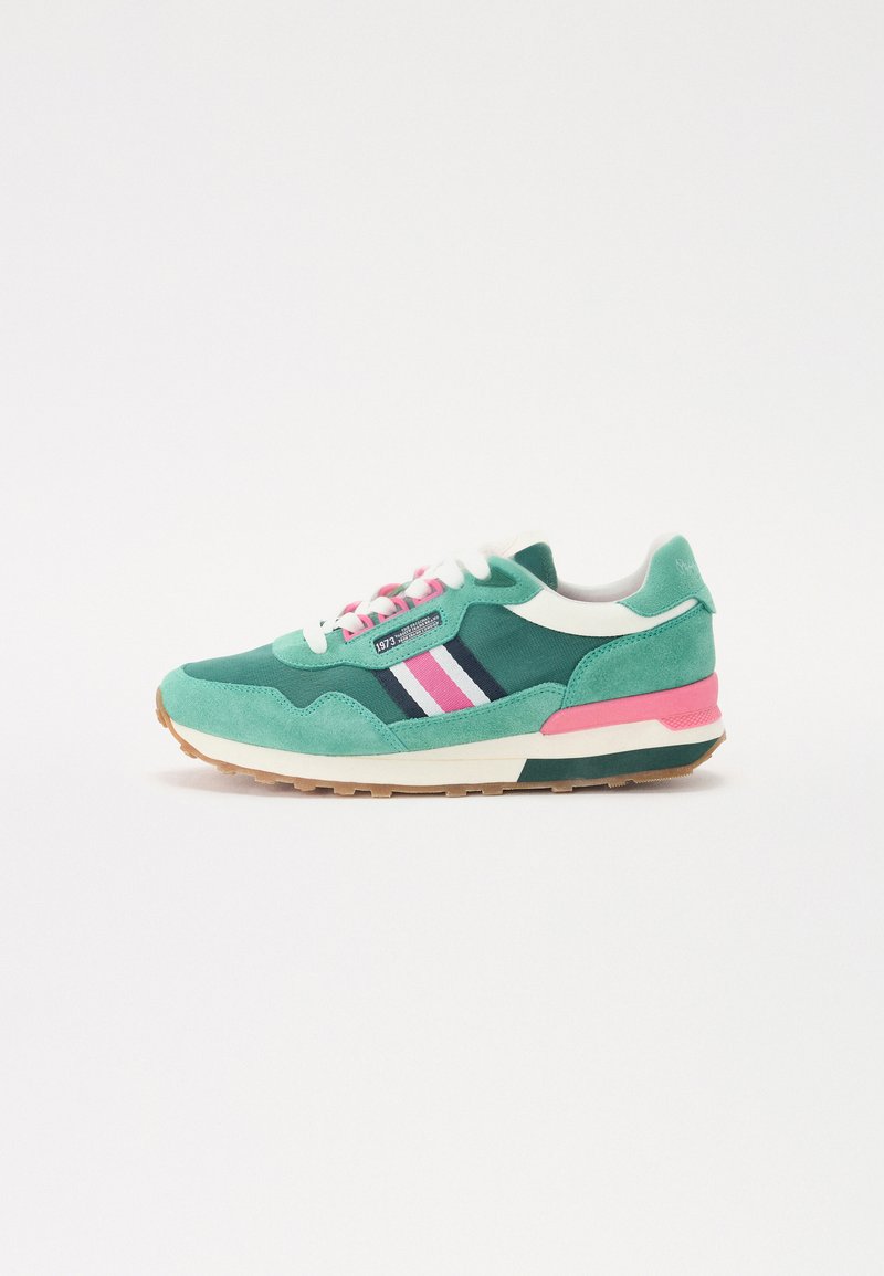Grønne semskede sneakers med hvite og rosa detaljer, som har et klassisk design, teksturert overflate og gummisåle. Merkevaredetalj på siden.