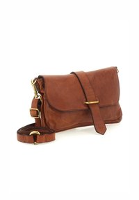 Borsa a pochette in pelle marrone con pattella, dettagli dorati e tracolla regolabile. Texture liscia con design minimalista e un dettaglio a cravatta.