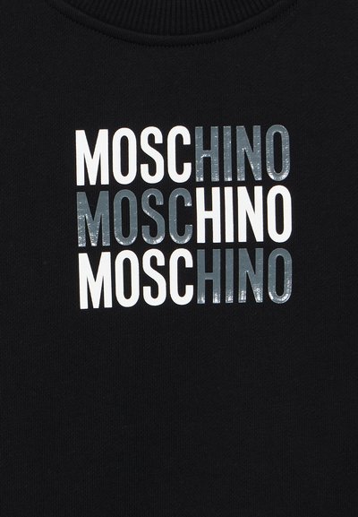Μαύρο φούτερ με επαναλαμβανόμενο κείμενο "MOSCHINO" σε λευκό και μεταλλικό ασημί. Ριμπ λαιμόκοψη, απαλό ύφασμα, μοντέρνος σχεδιασμός.