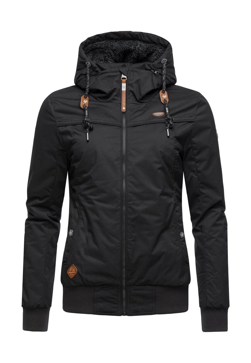 Fekete szigetelt kabát elülső cipzárral, húzózsinóros kapucnival, bőr díszítésekkel és bordázott mandzsettákkal. Oldalzsebekkel és logó részletekkel rendelkezik.