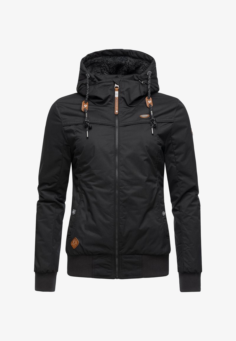 Fekete szigetelt kabát elülső cipzárral, húzózsinóros kapucnival, bőr díszítésekkel és bordázott mandzsettákkal. Oldalzsebekkel és logó részletekkel rendelkezik.