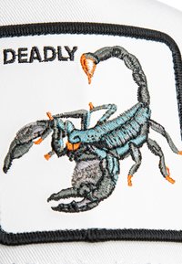 Gestickter Patch mit einem Skorpion in Türkis und Grau mit orangefarbenen Akzenten, auf einem weißen Hintergrund, beschriftet mit "TÖDLICH" in Schwarz.