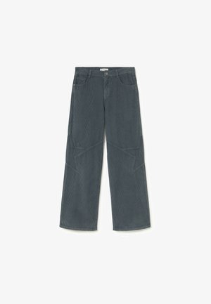 Pantalones de pana gris con diseño de pierna recta, costuras visibles y bolsillos laterales con bordes redondeados para mayor detalle.