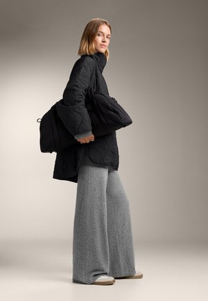 OYSHO PADDED TECHNICAL 14121780 - Reistas - black