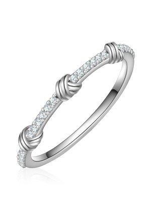 Srebrni prsten s uvijenim dizajnom, s tri naglaska u obliku čvora i redom jasnih, okruglih kamenčića umetnutih u trak. 